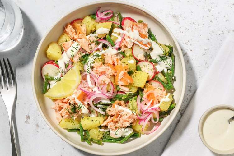 Aardappelsalade met warmgerookte zalm en dilledressing