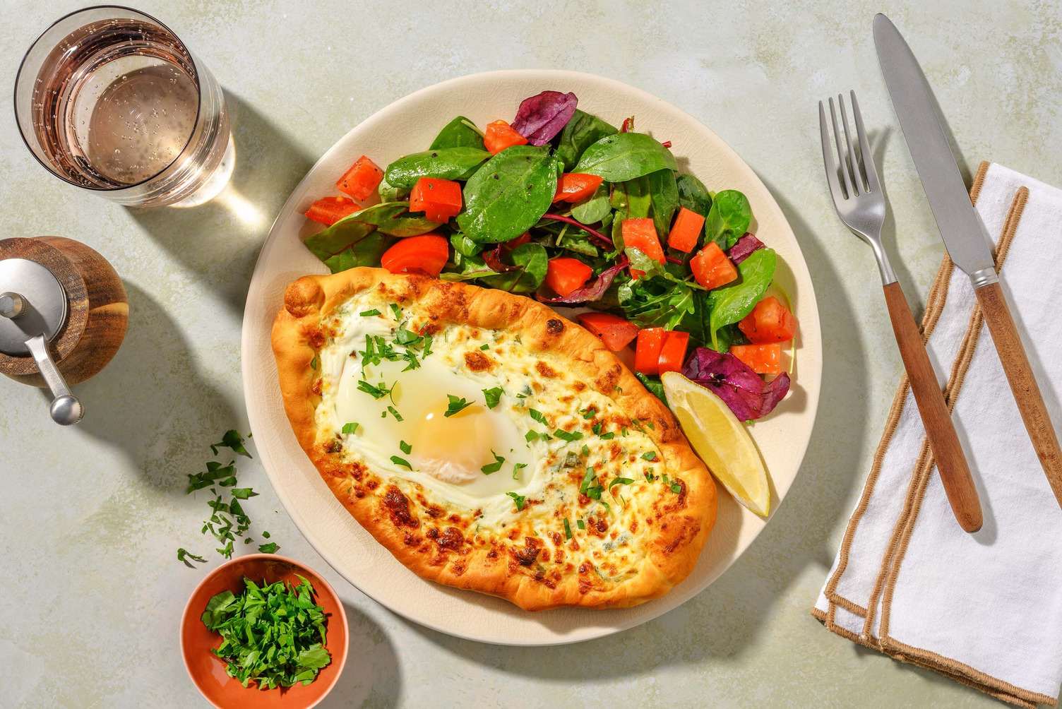 Pains plats aux œufs et au fromage façon géorgienne