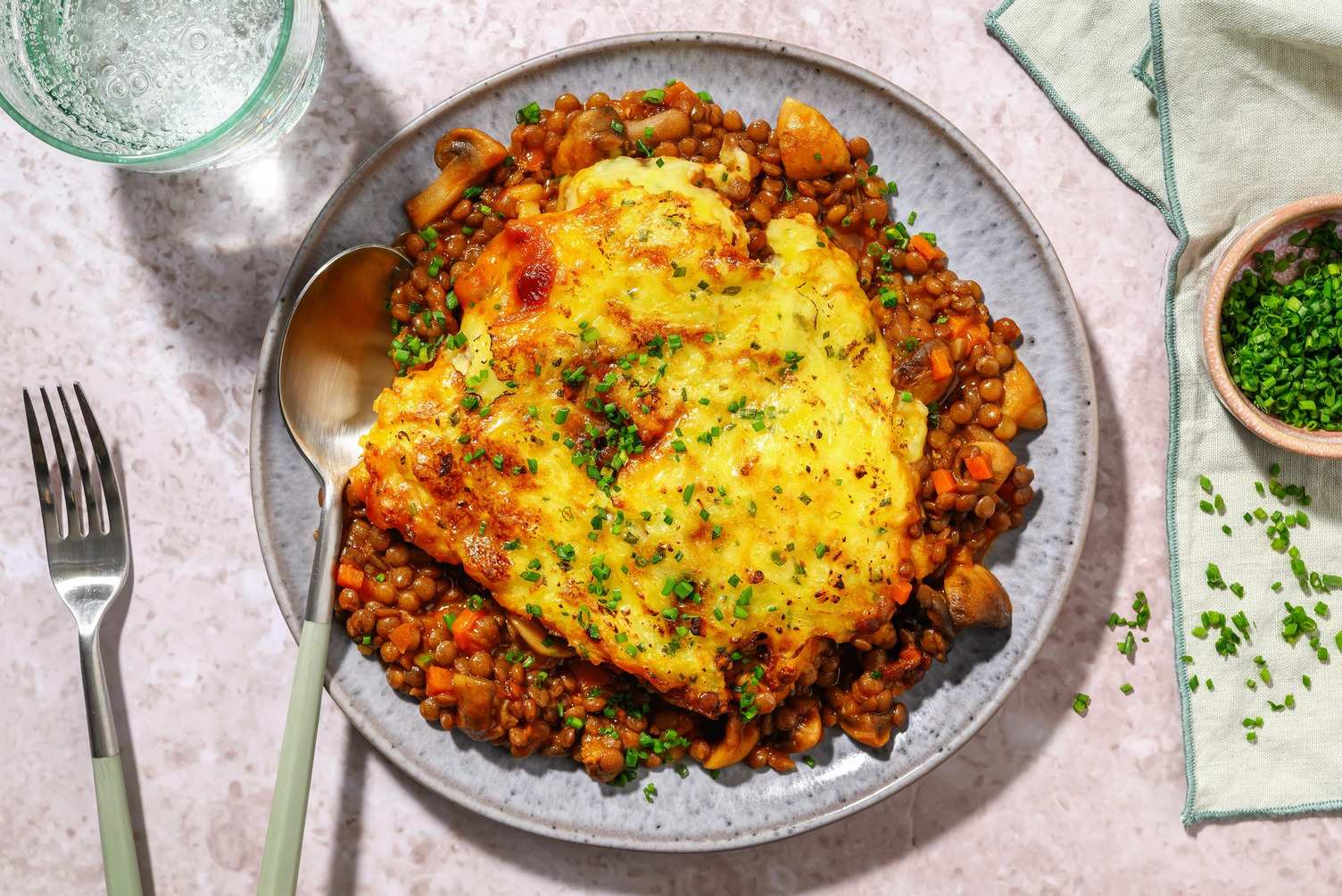 Tarte aux lentilles et aux légumes avec du fromage à base de plantes