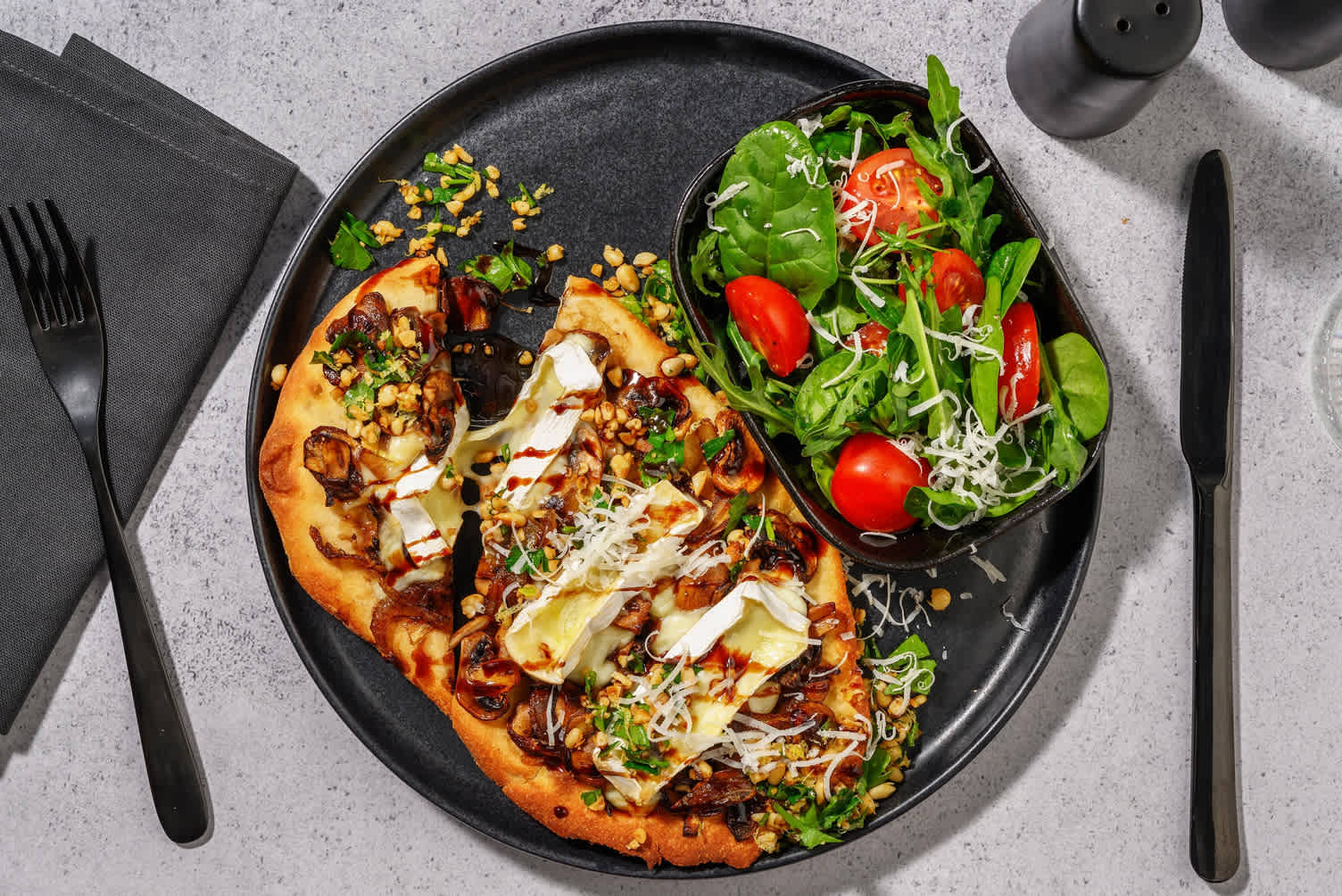 Pains plats aux champignons et au brie au balsamique