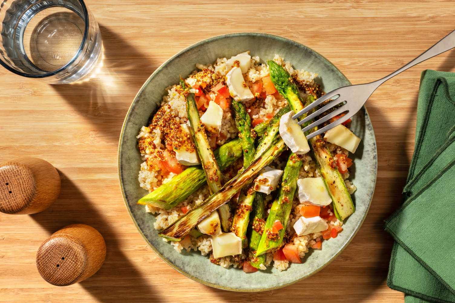Bol de bulgur con espárragos y queso de cabra