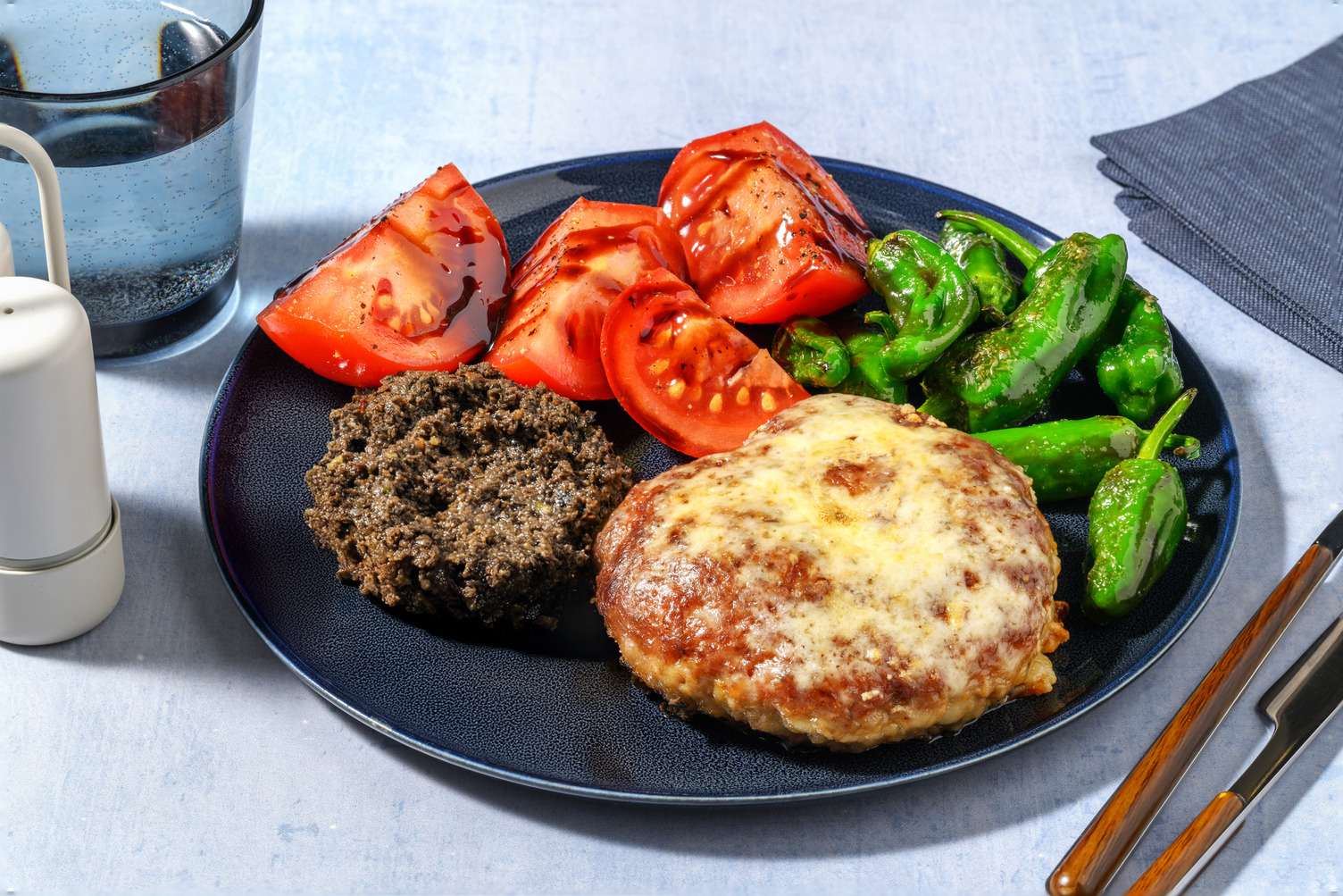 Hamburguesa con queso fundido y olivada casera 