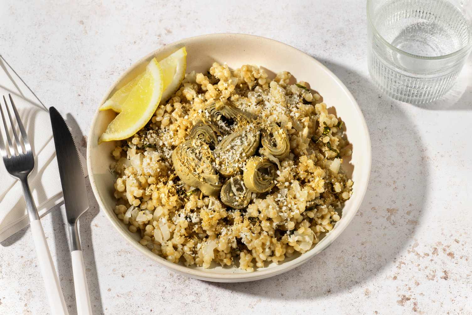 Bowl 'in verde' di couscous perlato e carciofi