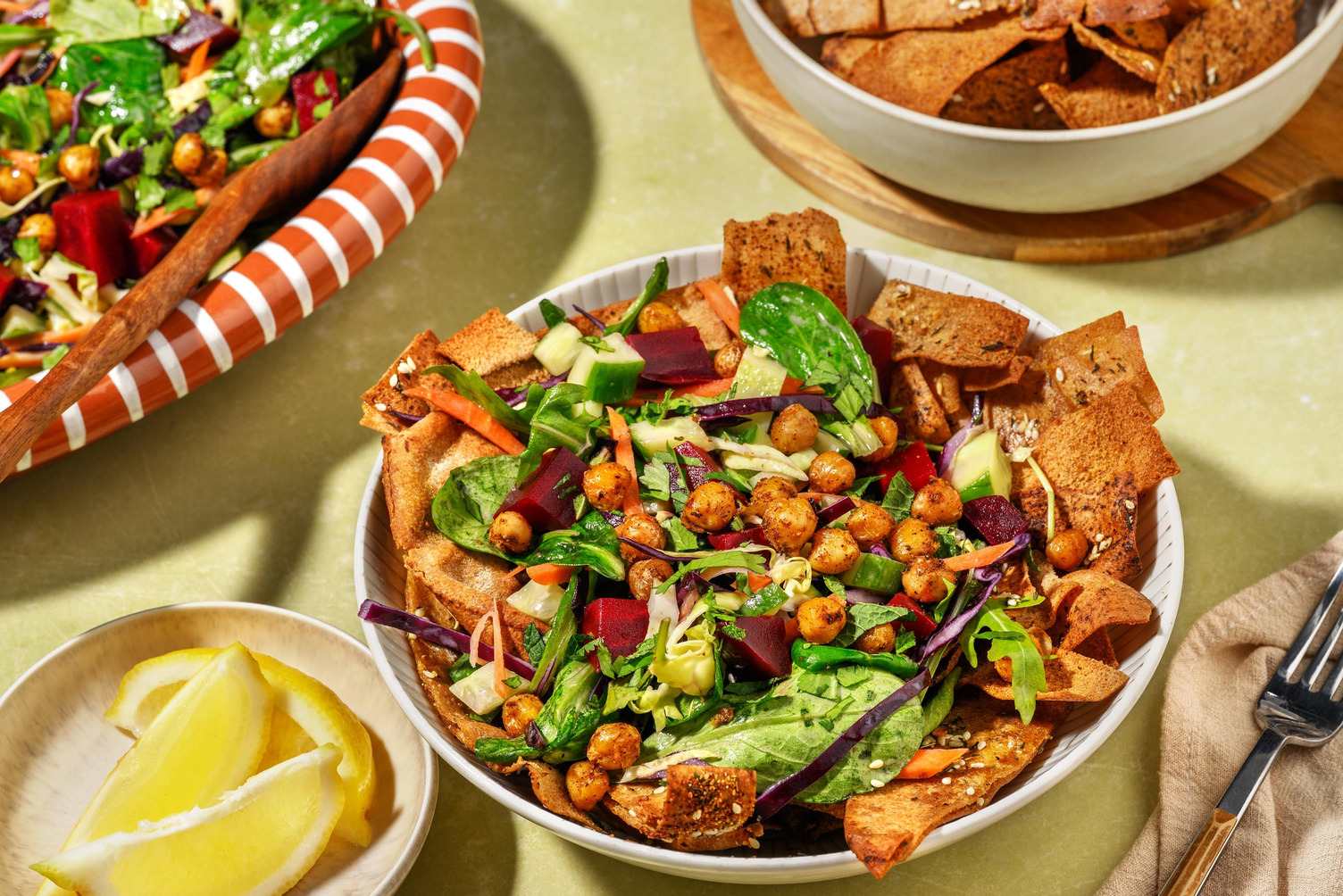Kikkererwtensalade met knapperig za'atar platbrood en rode biet