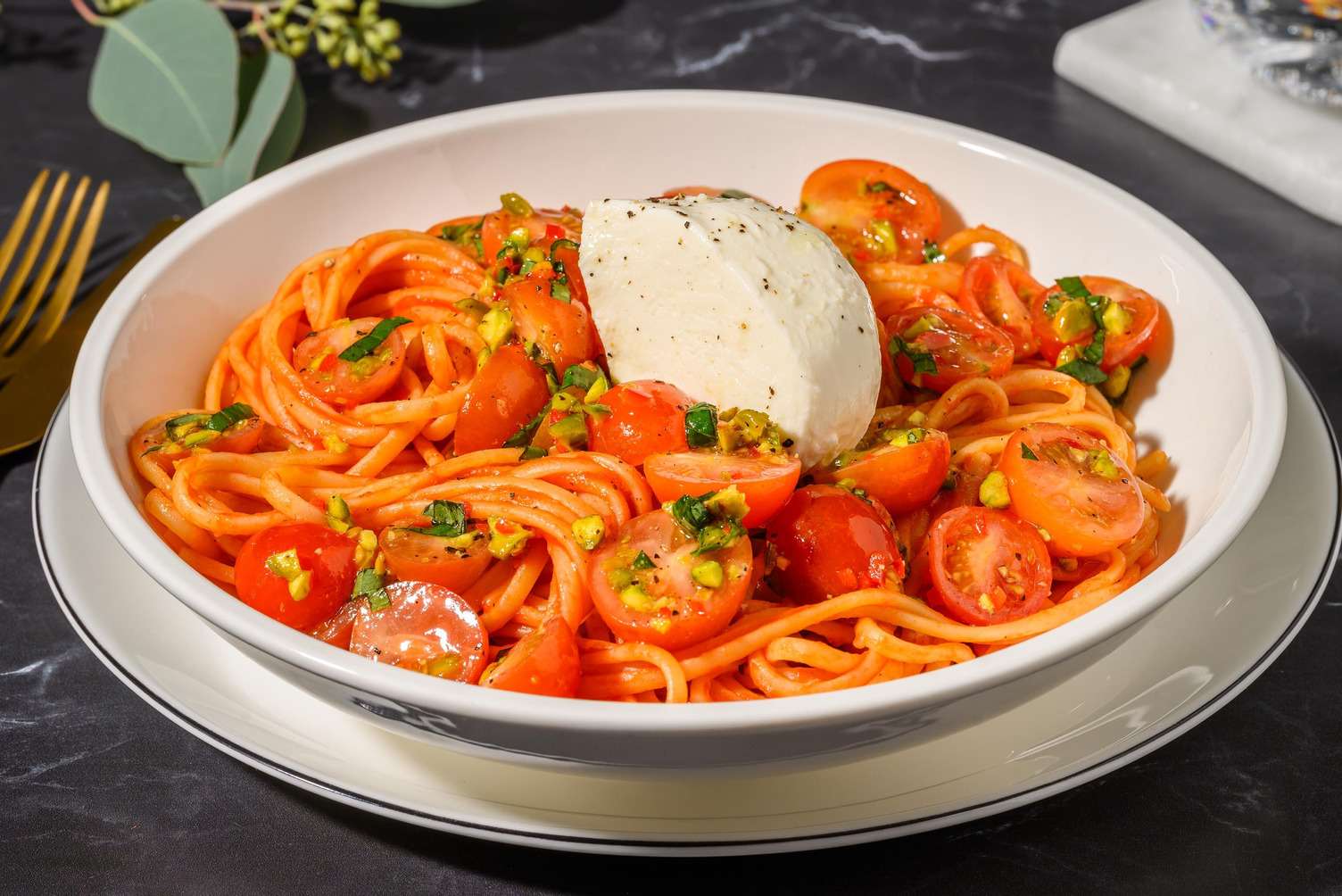 Pasta Bufala mit Pistazien und Kirschtomaten