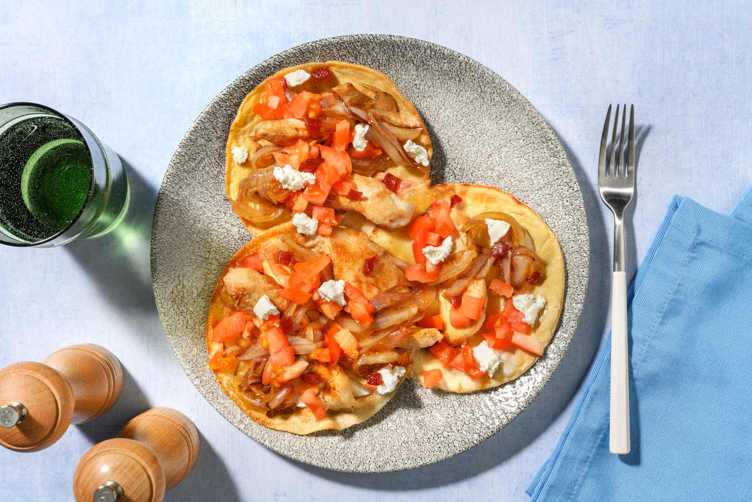 Tostadas crujientes de pollo y queso de cabra