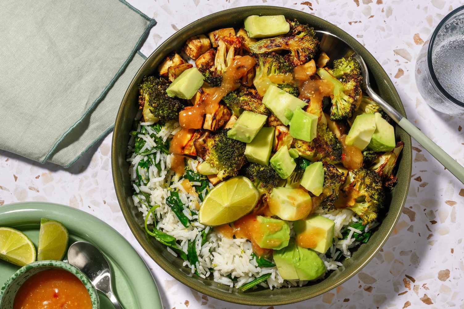Bowl mit Miso-Aubergine, Avocado und Brokkoli