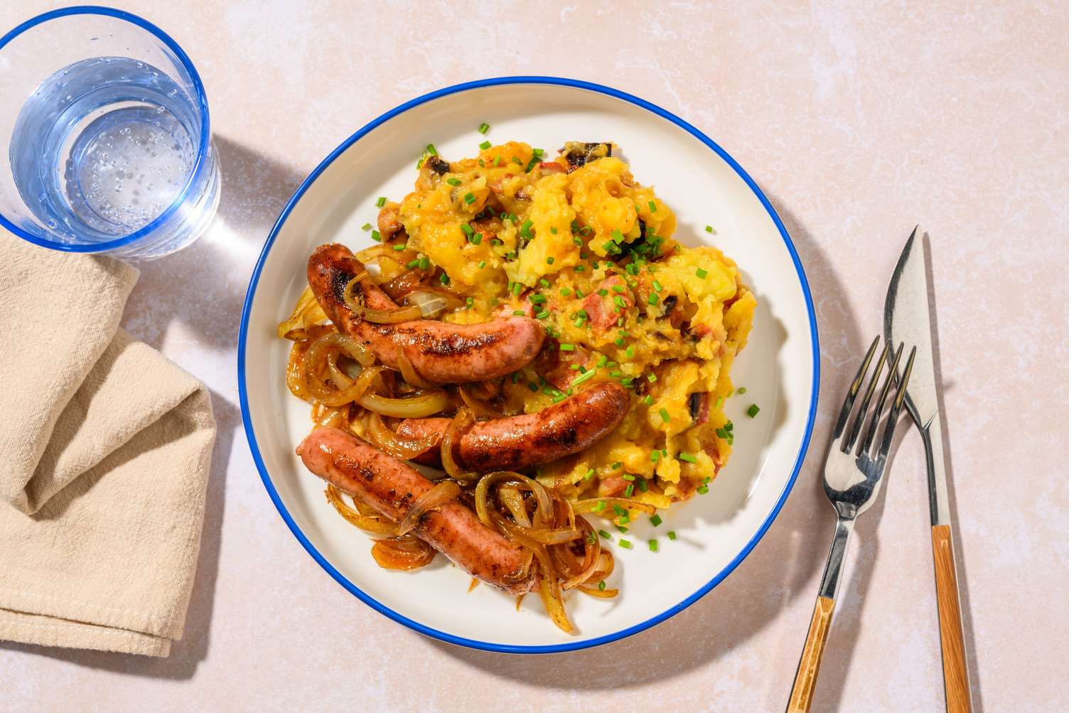 Salchichas encebolladas con patatas revolconas