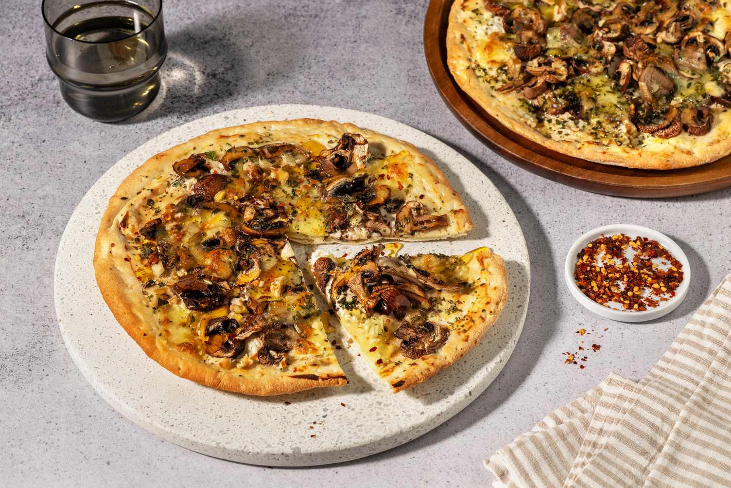 Pizza bianca con setas portobello y miel