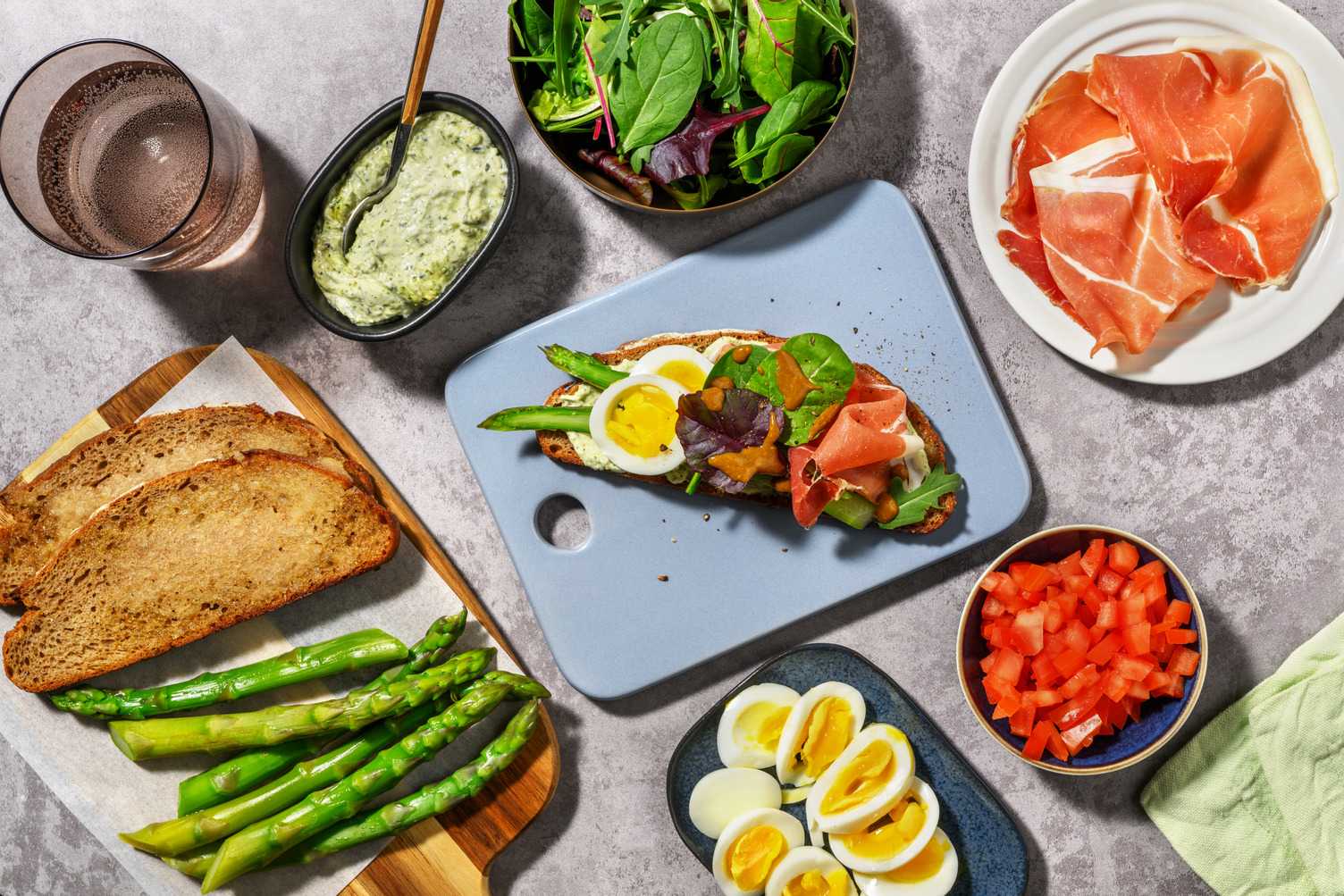 Tartines de saison : asperges & jambon sec