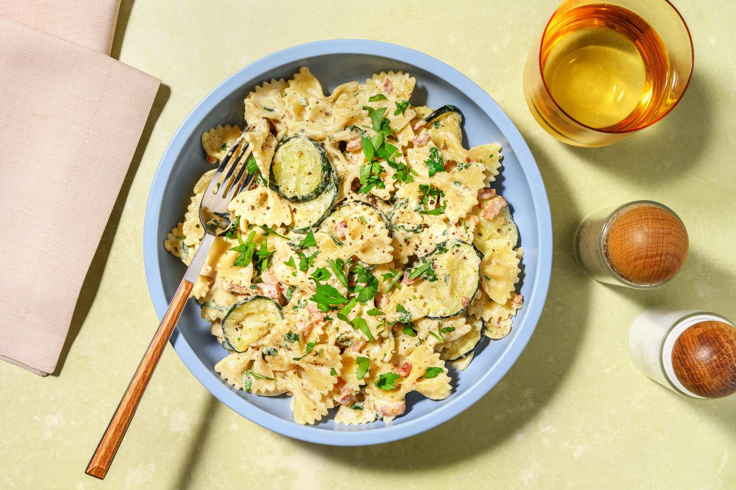 Cheesy farfalle aux lardons & courgette