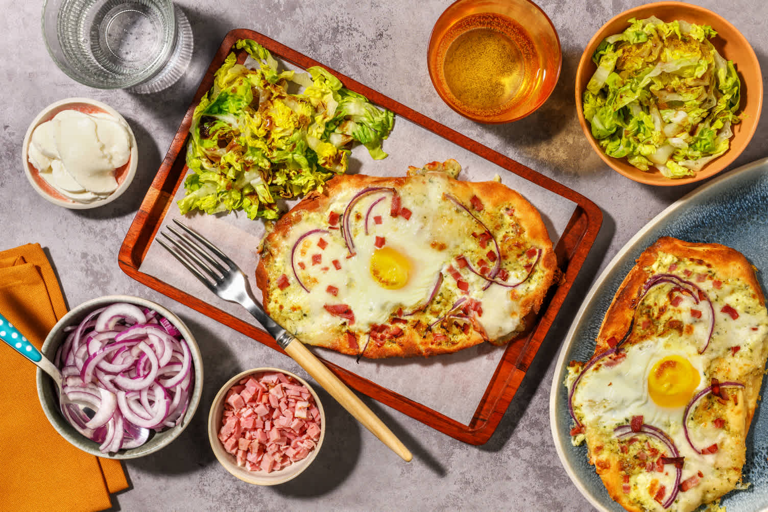 Pizza naan crème de pesto, mozza & jambon