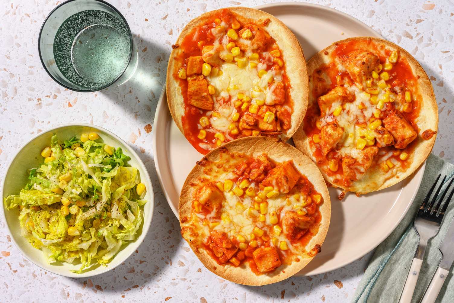 Tostadas décisives : poulet, tomate & cheddar