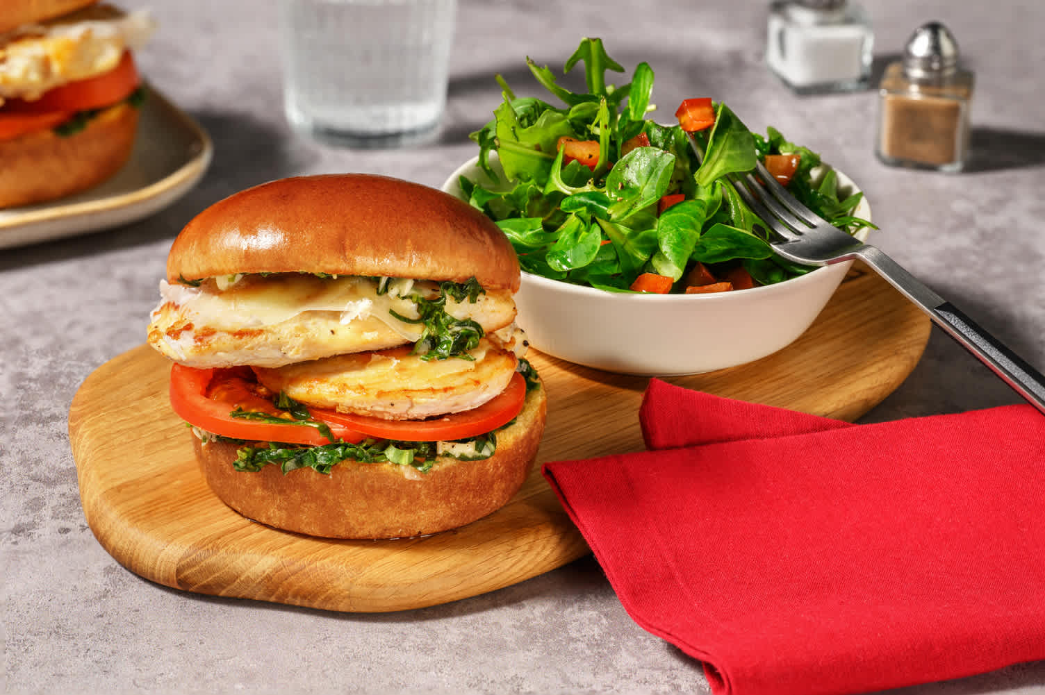 Burger poulet poêlé & sauce pistou maison