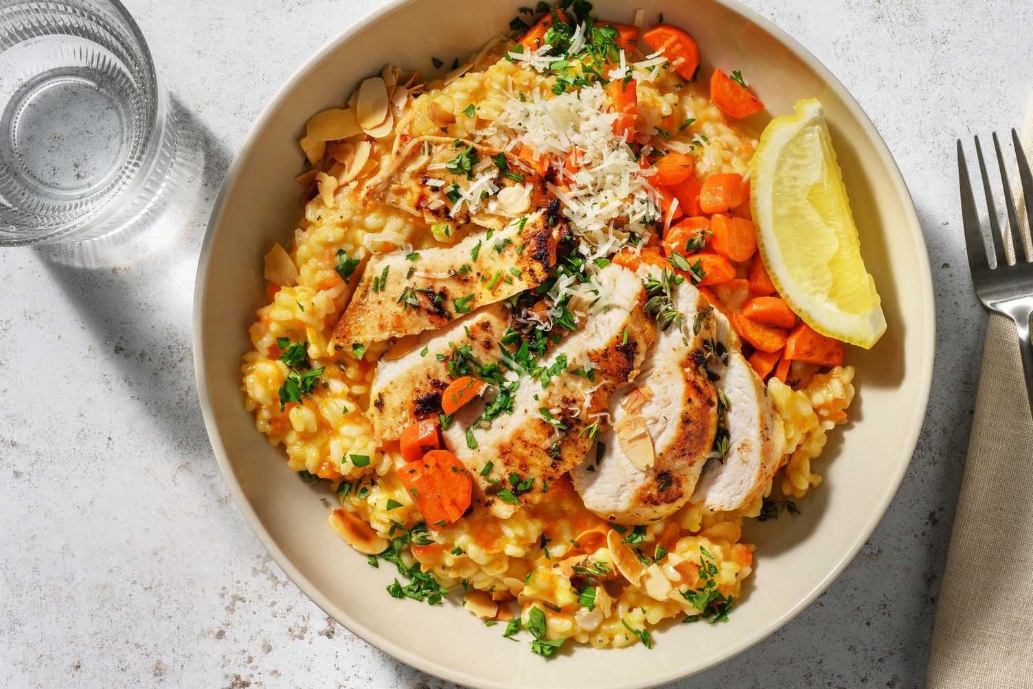 Filet de poulet aux épices méditerranéennes sur risotto aux carottes rôties