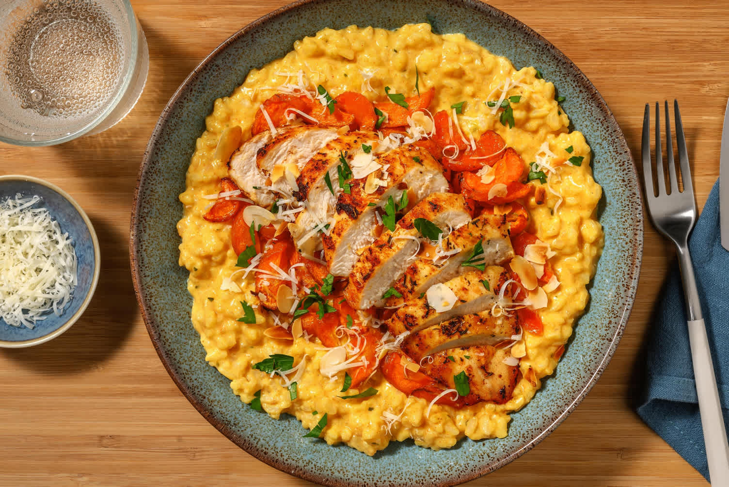 Filet de poulet aux épices méditerranéennes sur risotto aux carottes rôties