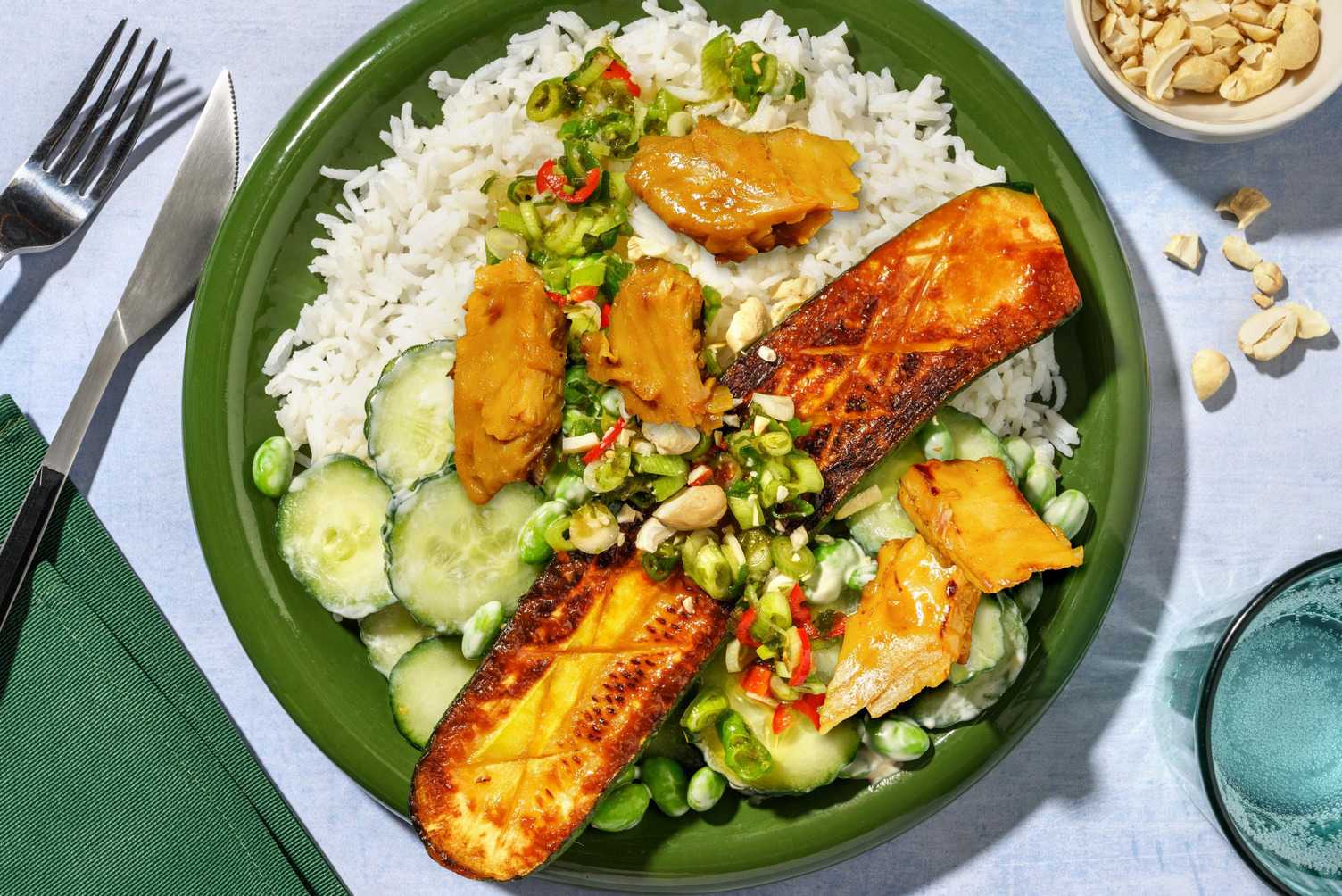 Émincés végés façon poulet avec courgette au miso et salade aux fèves de soja
