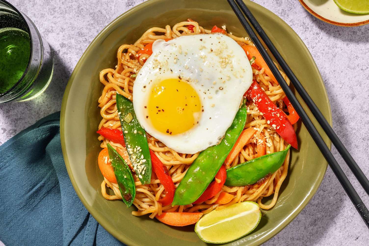 Nouilles en sauce à l'asiatique et œuf au plat