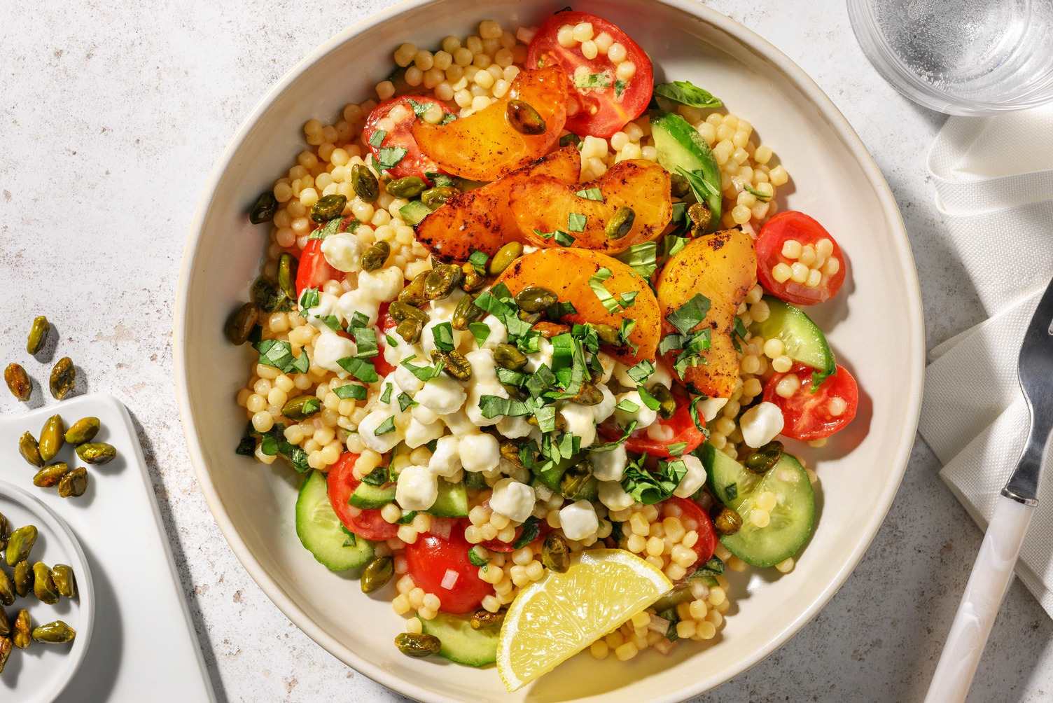 Salade garnie de nectarine grillée et perles de chèvre au miel