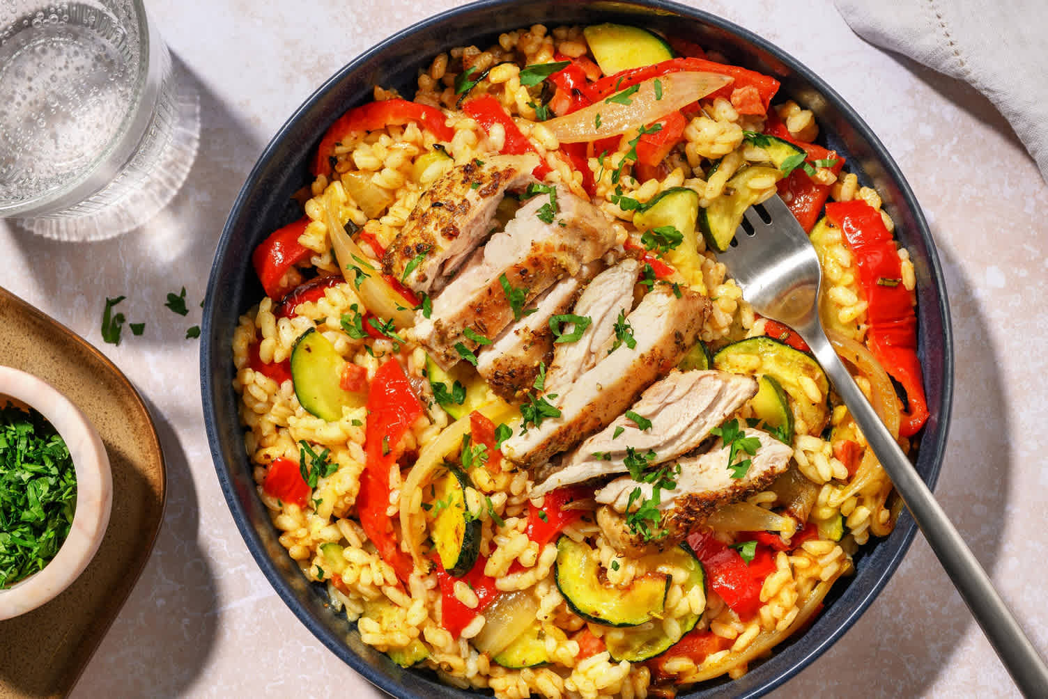 Geroosterde kippendij met rijst à la paella