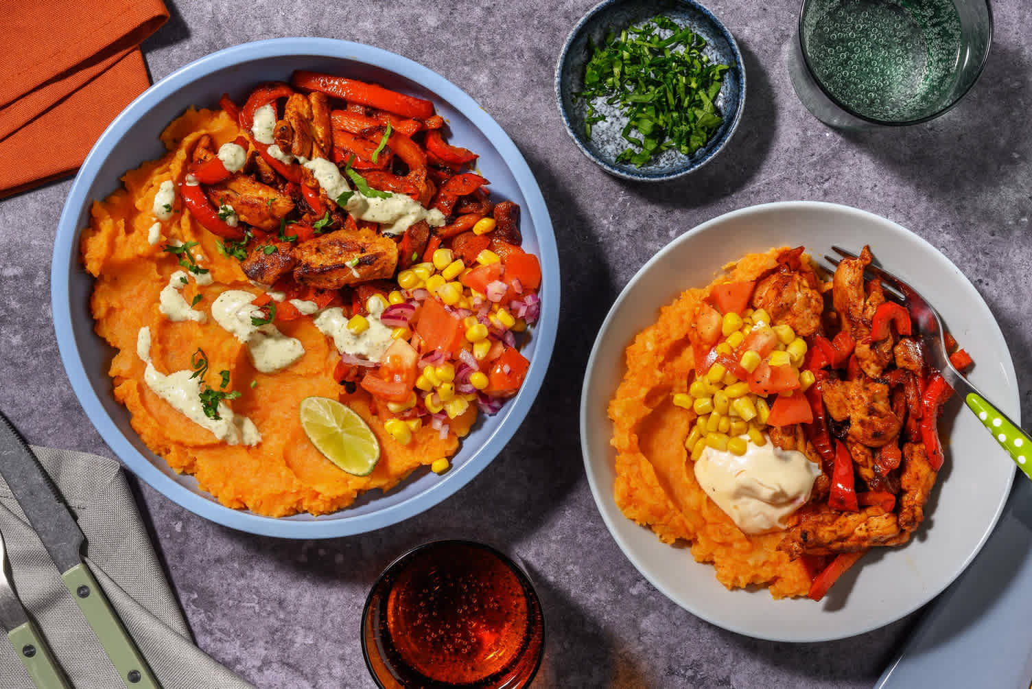 Kippendij met zoete-aardappelpuree en maïs-salsa