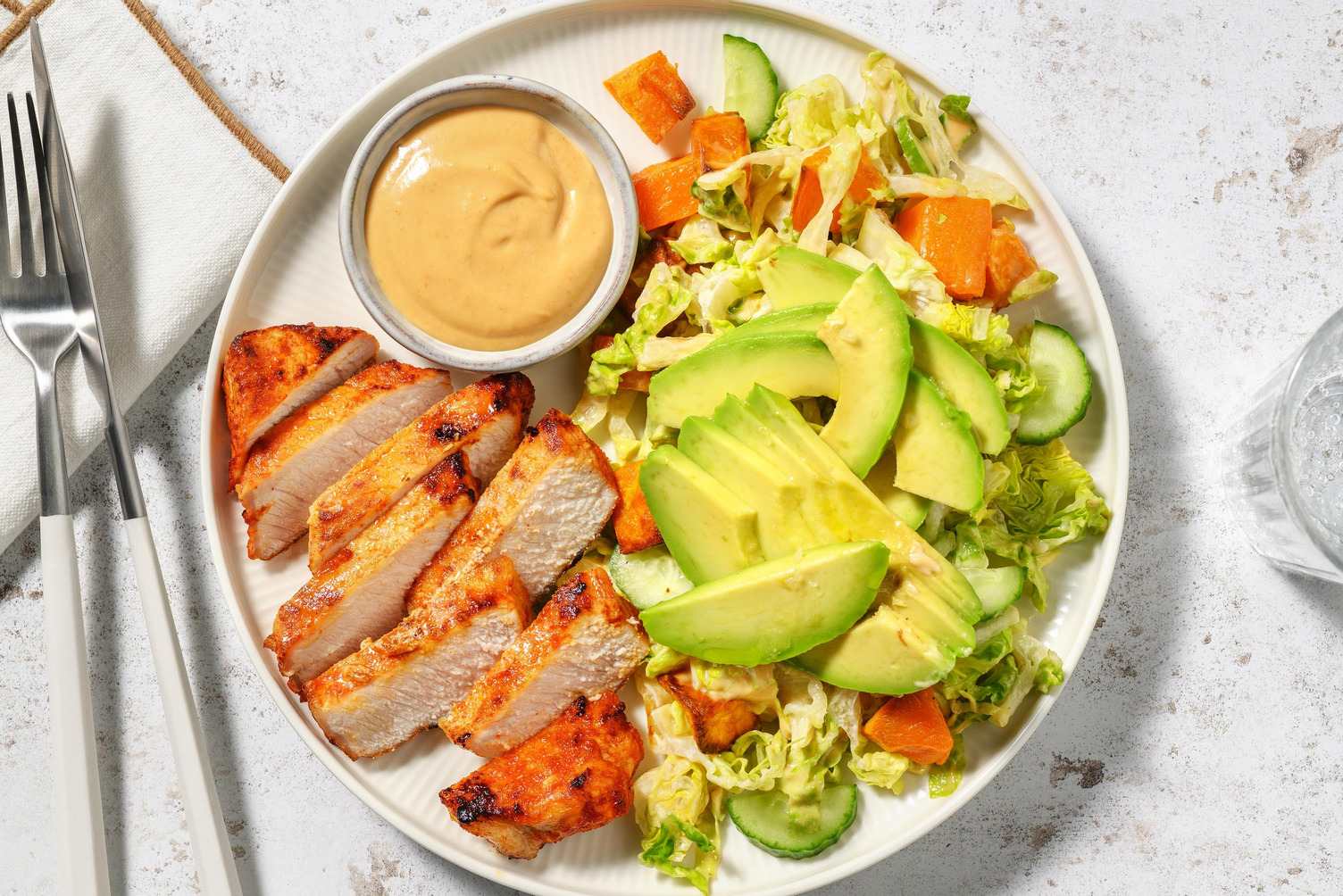 Gochujang Schweinefiletstücke mit asiatischem Süsskartoffelsalat