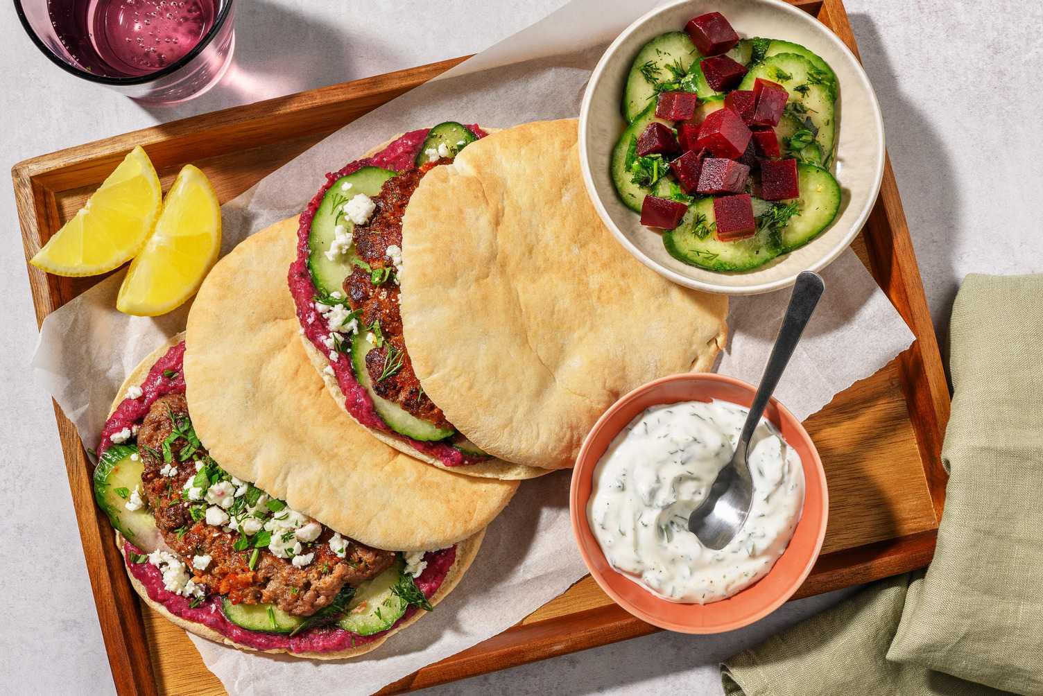 Pitas garnies de burger au miel épicé et dip à la betterave