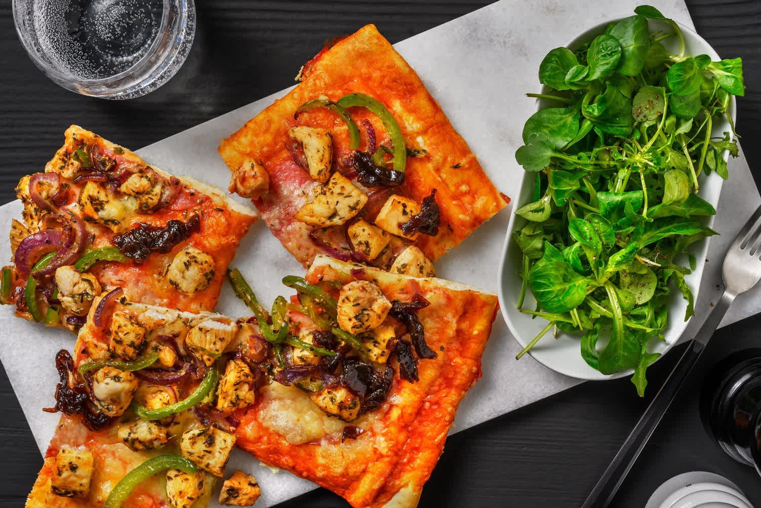 Pizza au salami et au poulet
