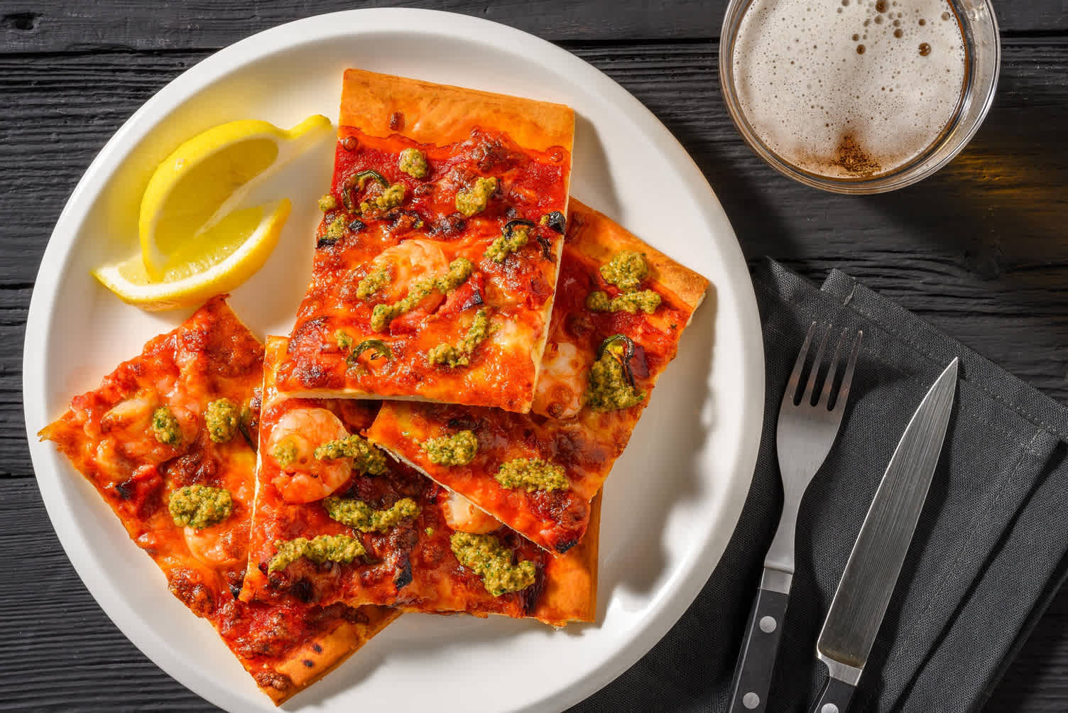 Pizza crevettes-chorizo garnie de jalapeño