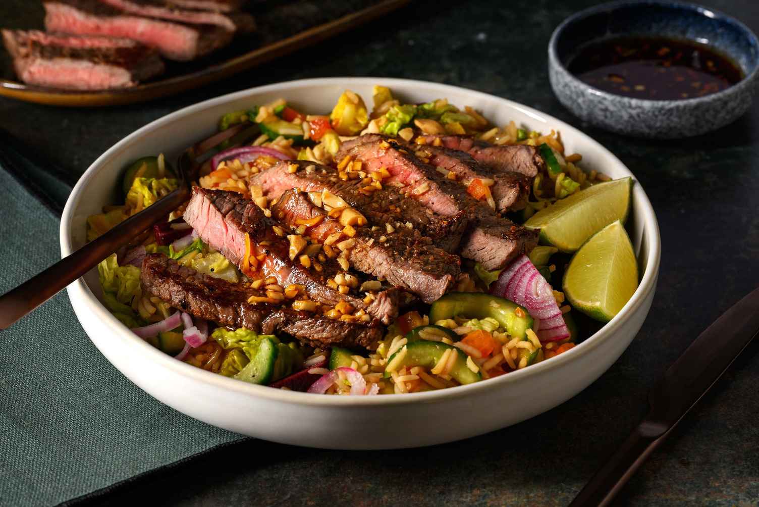 Steak met quinoasalade op z'n Thais en pinda's