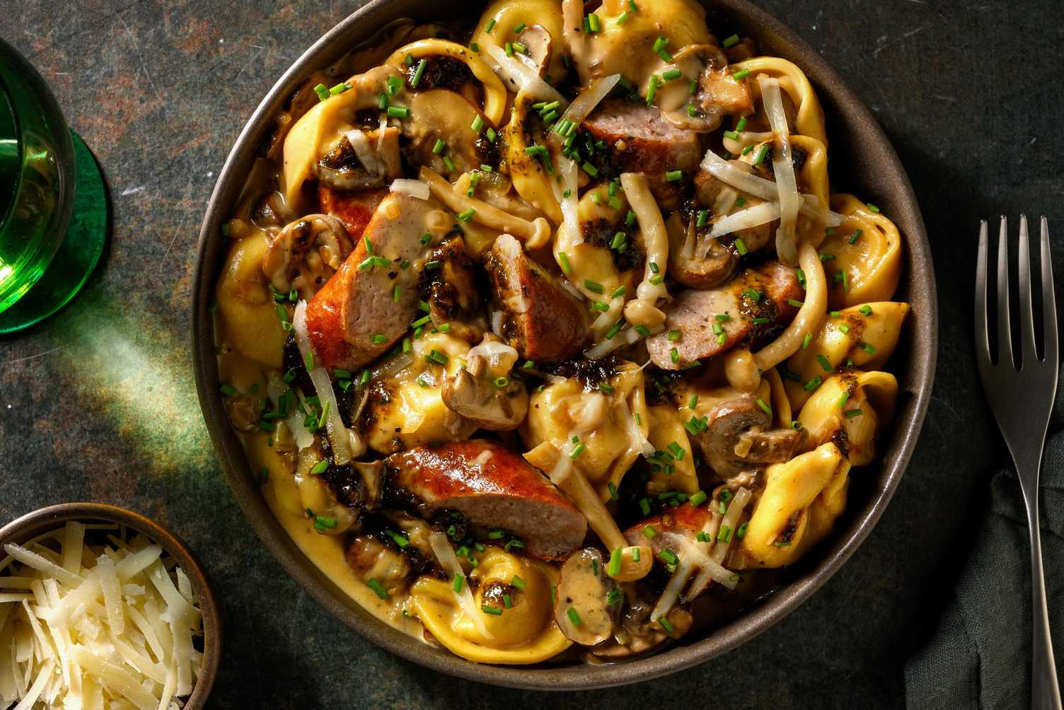 Tortellini et saucisse de porc avec sauce crémeuse aux champignons