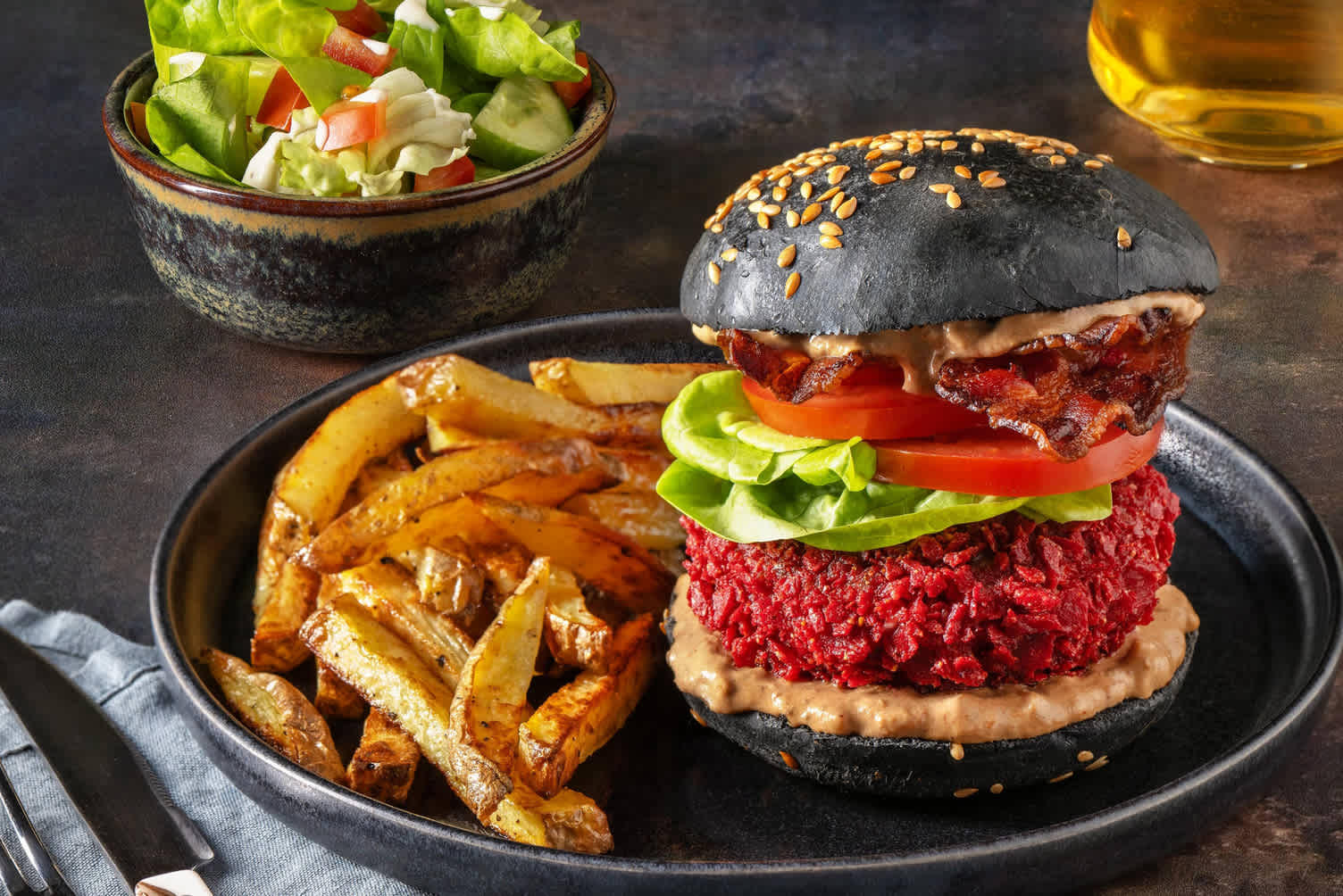 Burger de bœuf croustillant au lard sur pain burger au charbon