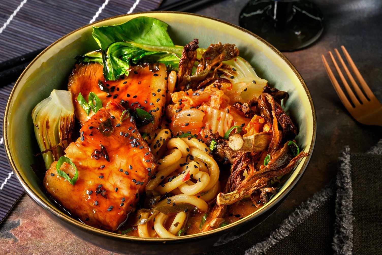Sticky buikspek ramen met oesterzwammen en kimchi