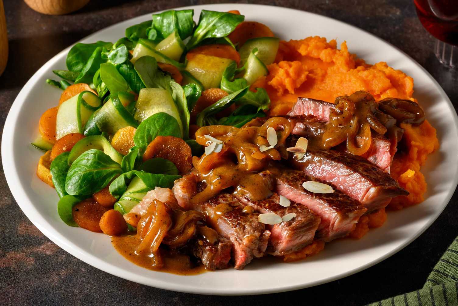 Entrecôte au jus à l'oignon et carotte glacée à l'orange