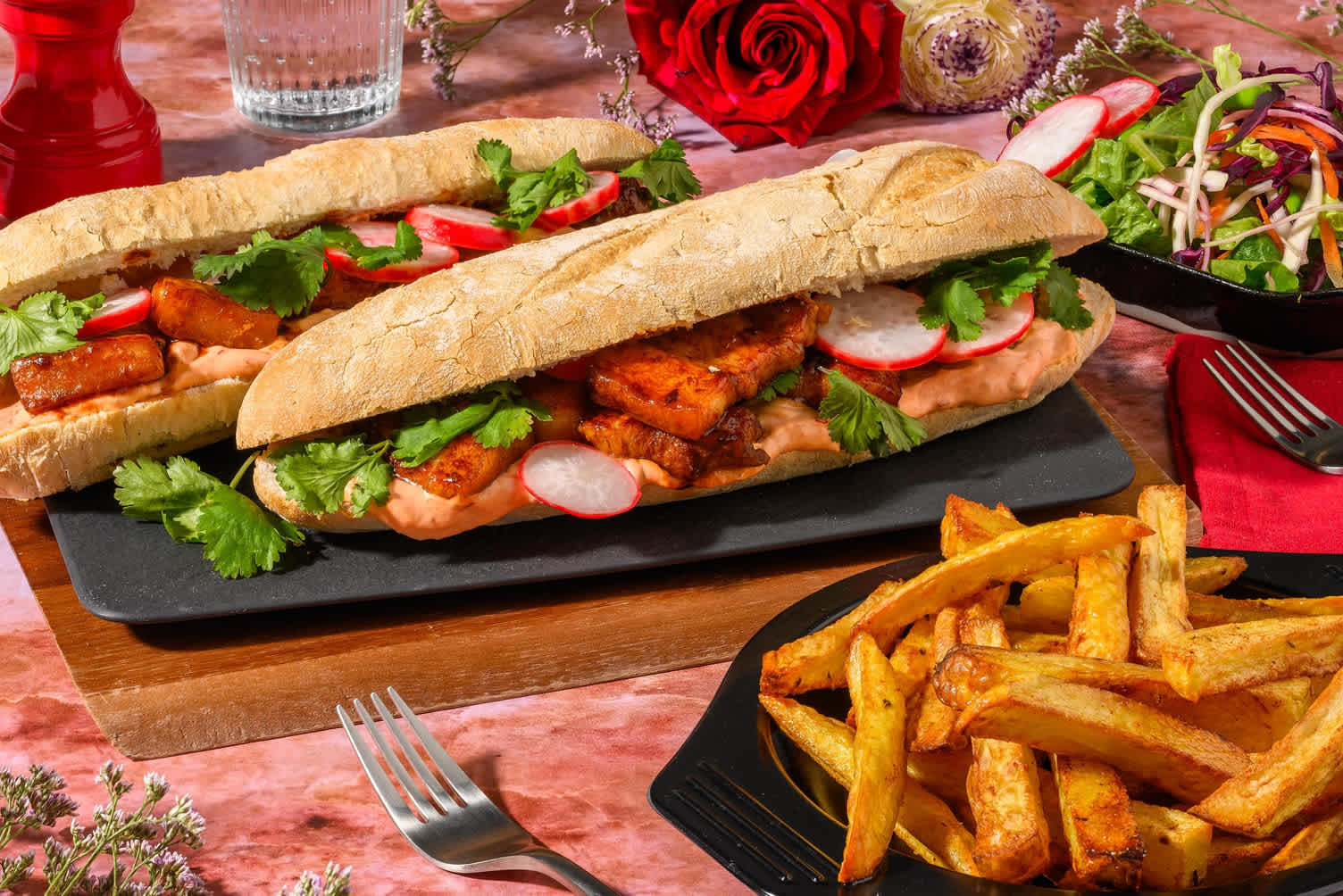 Baguette garnie de poitrine de porc laqué et frites relevées