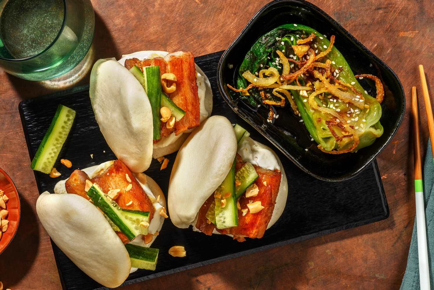Bao buns met sticky hoisin buikspek en pinda's