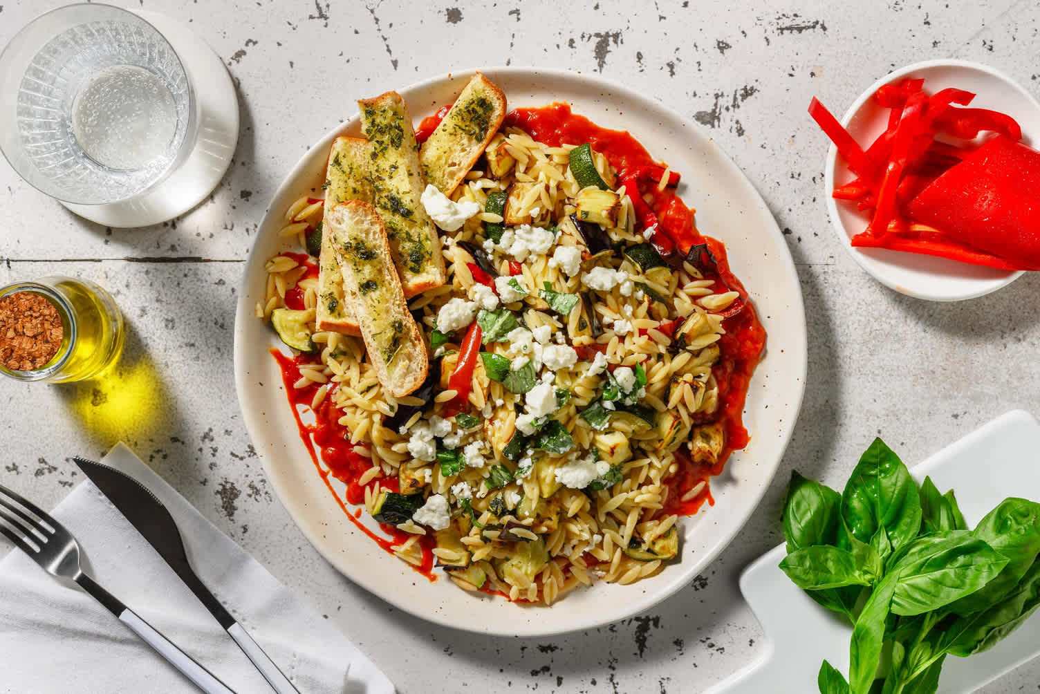 Orzo met geroosterde groenten en topping van witte kaas en basilicum