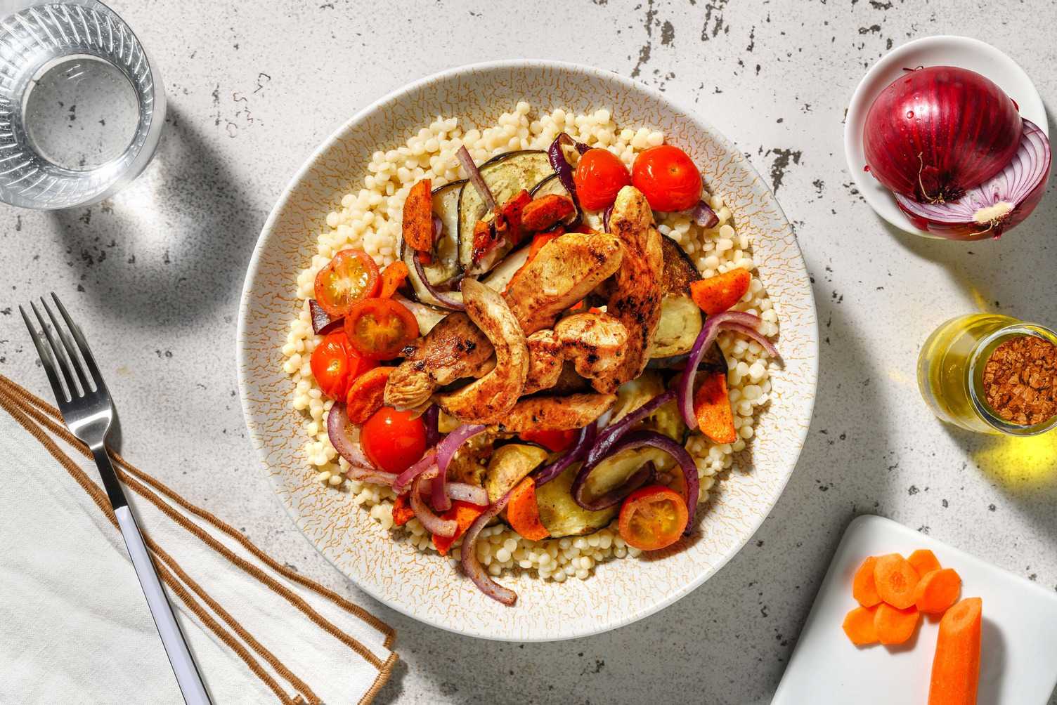 Bowl met kippendij en parelcouscous