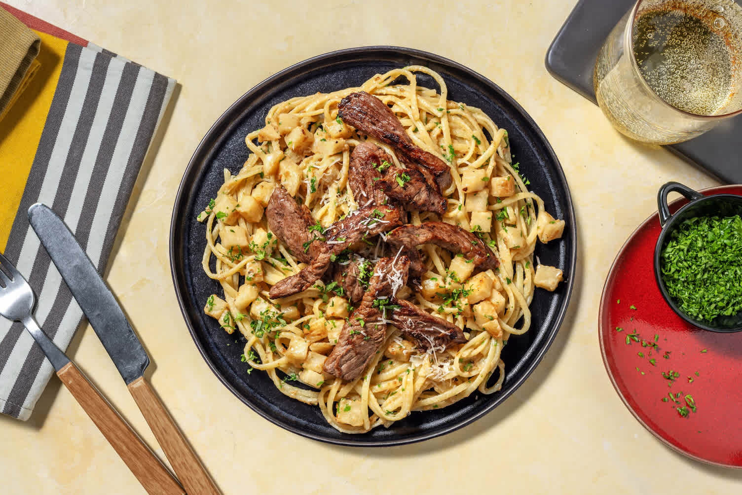 Linguine met runderbiefstukreepjes in kervel-dragonroomsaus