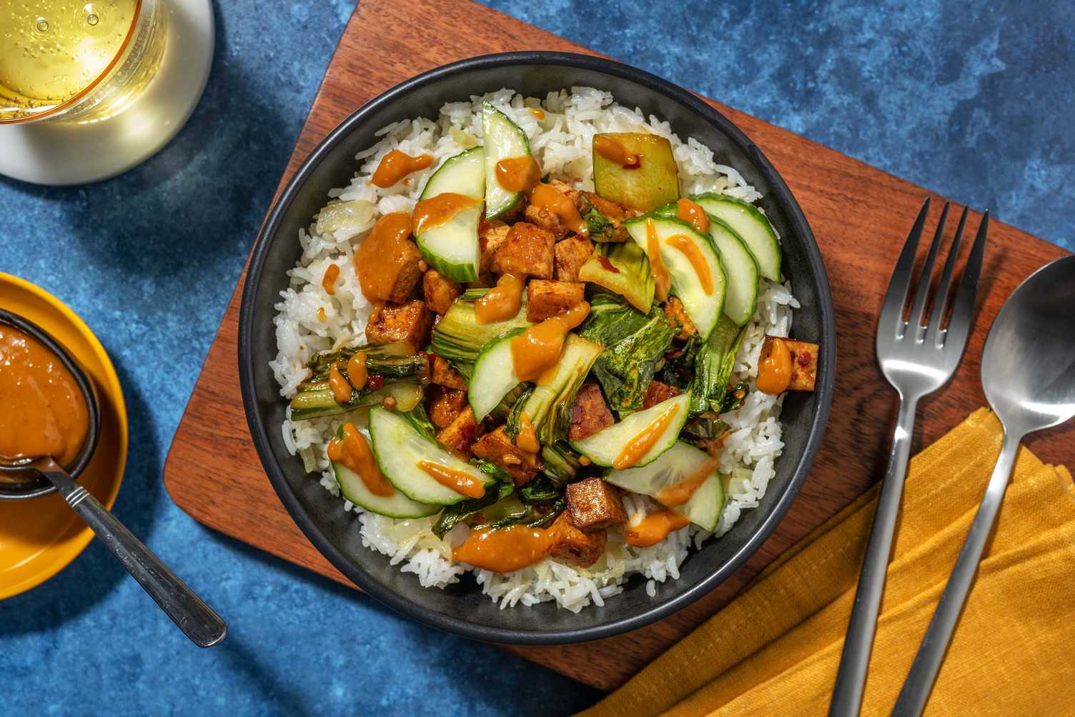 Bowl de tofu avec sauce à la cacahuète et pak-choï