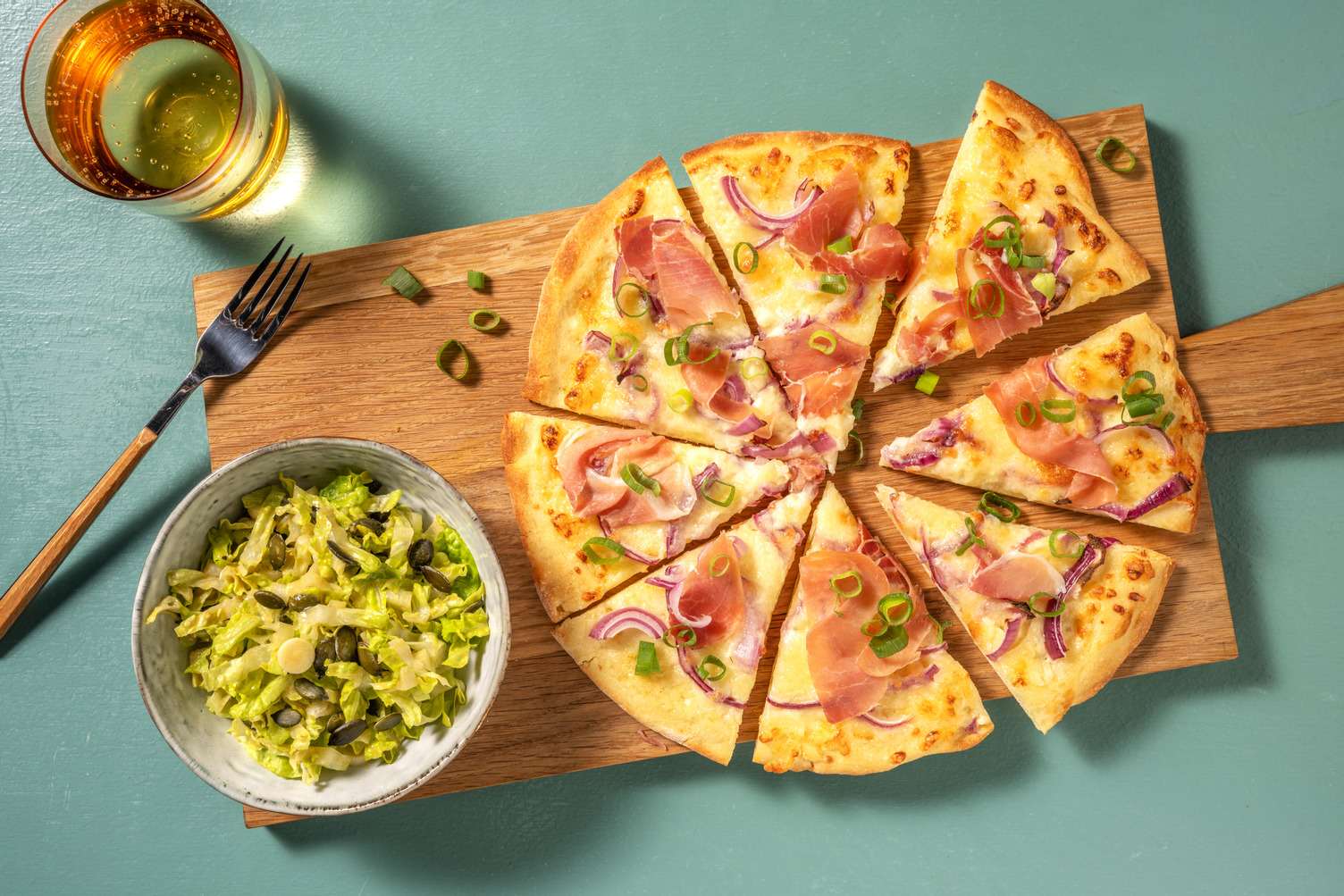 Pizza de jamón serrano con cebolla roja