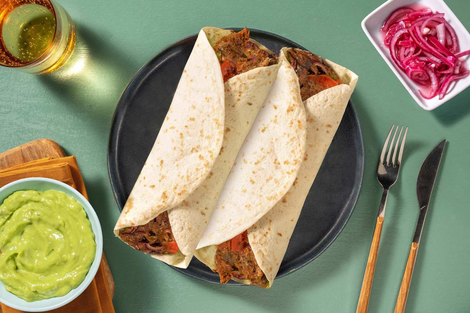 Fajitas au bœuf haché, dip d'avocat et salsa de tomate