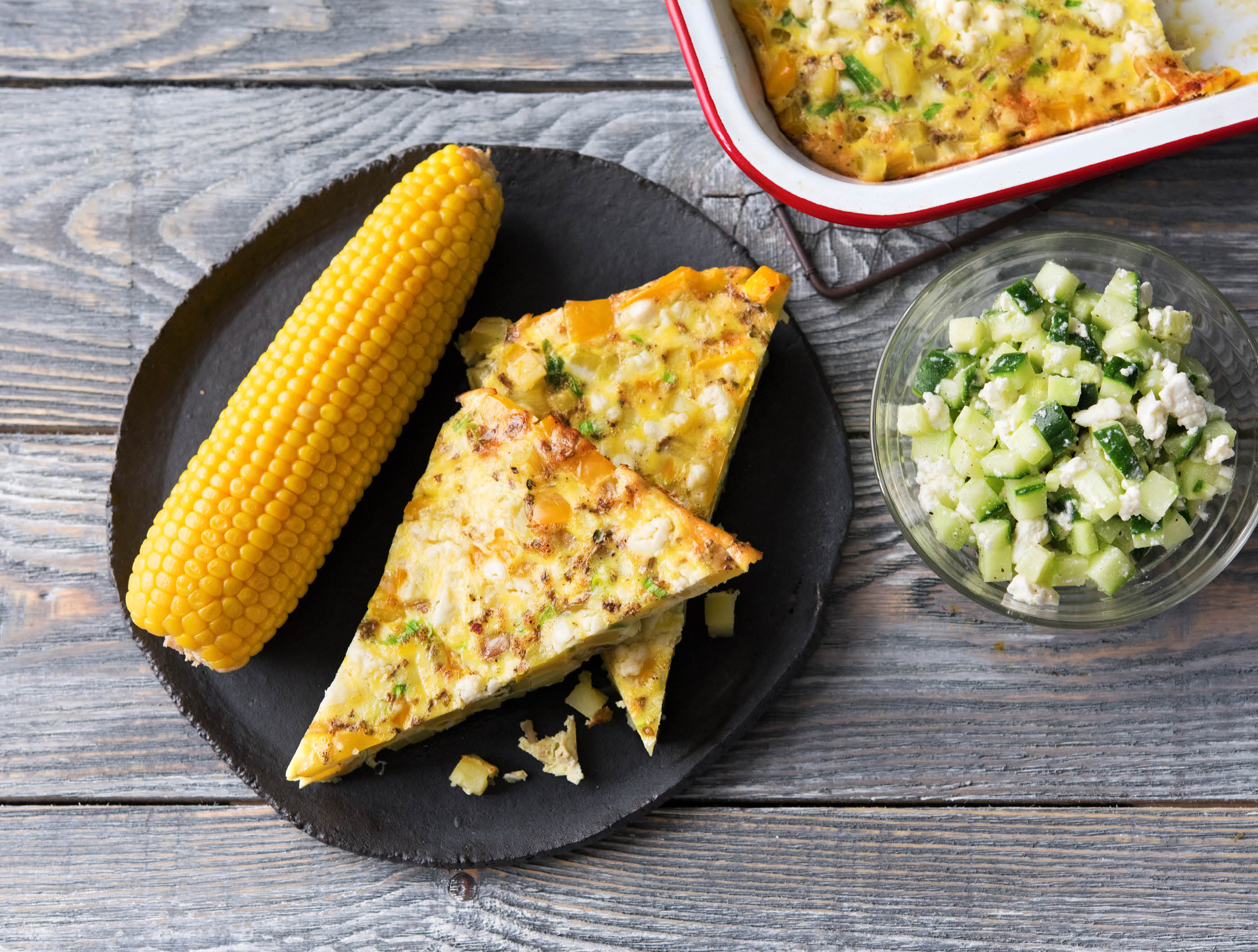 Aardappeltortilla met paprika, feta en een maiskolf