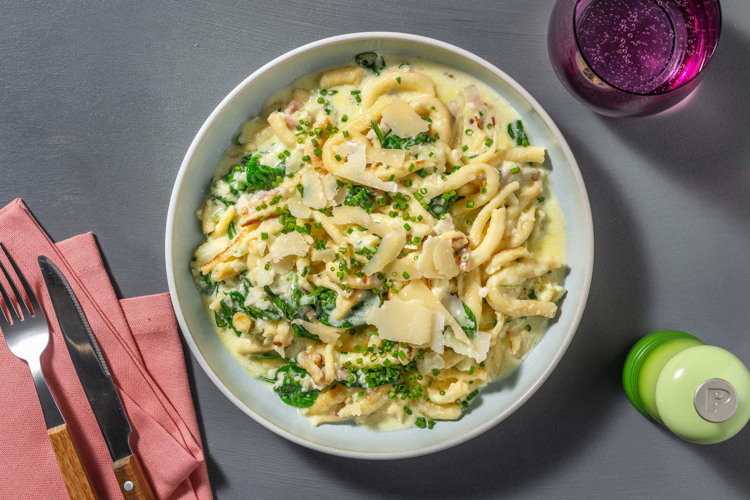 Alpine Käsespätzlepfanne mit Birne und Bacon