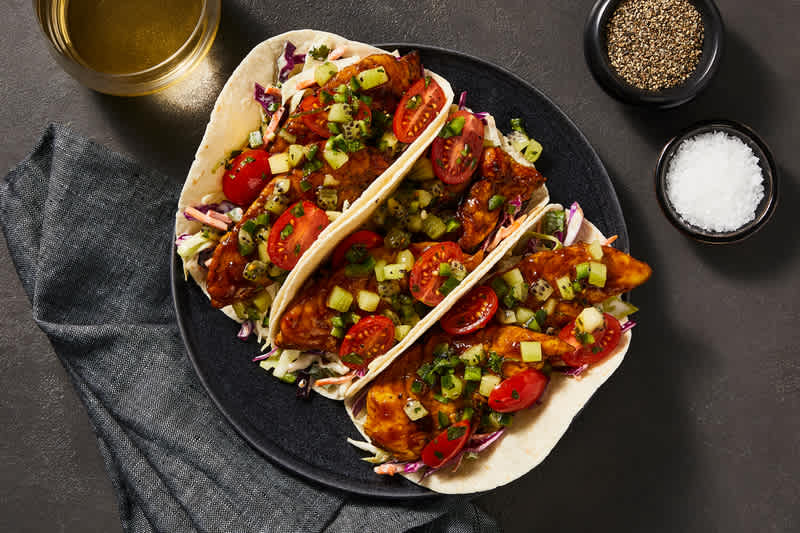Tacos au poulet Jerk glacé à la mangue