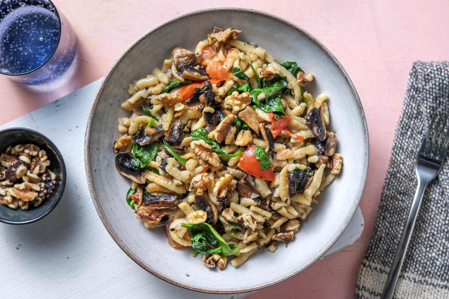 Babyspinat-Spätzle-Pfanne mit Walnusskernen