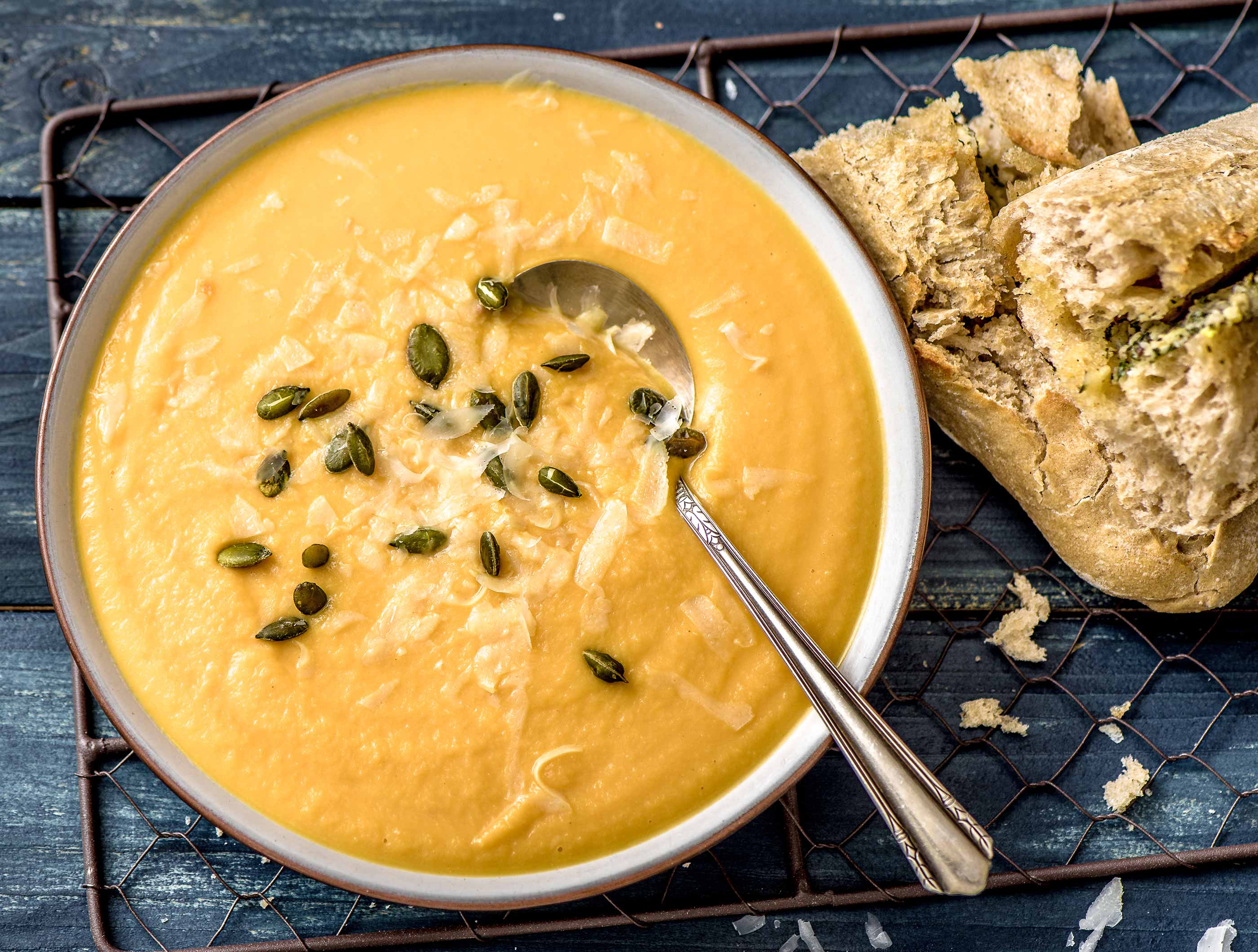 Soupe aux patates douces, au céleri-rave avec pistolet au fromage