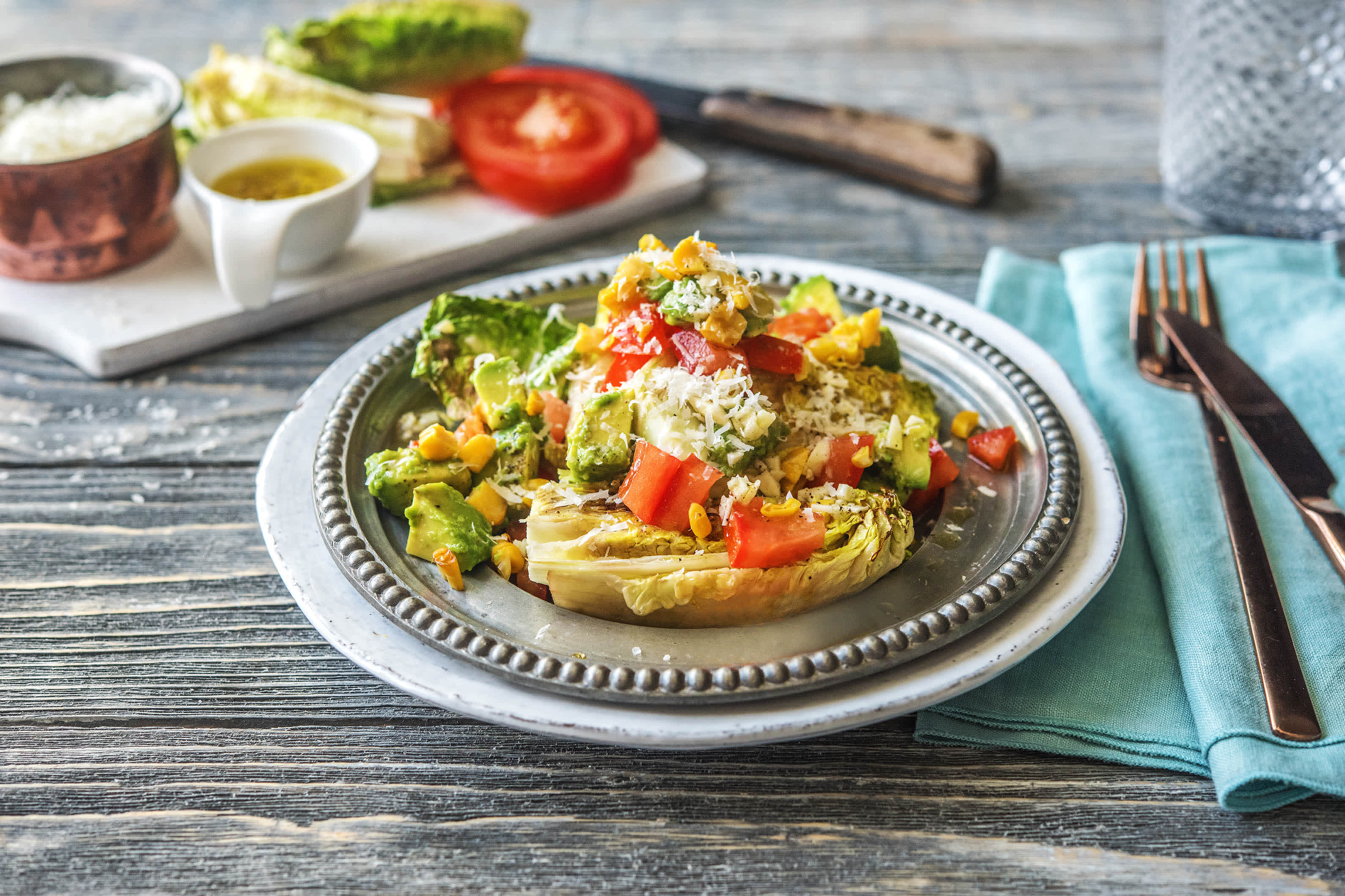 Gegrillte Salatherzen mit Avocado, Mais und Hartkäse