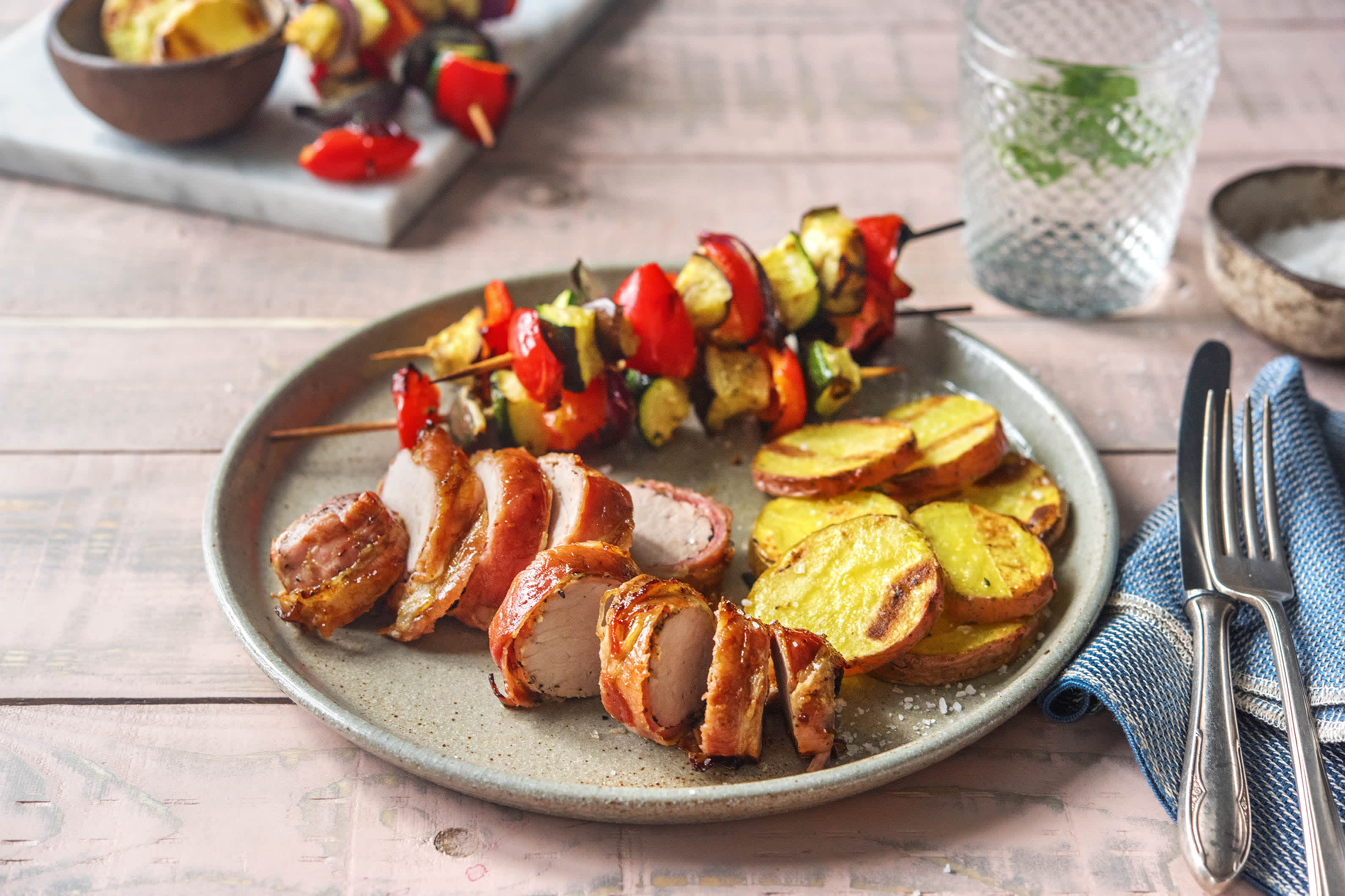 Klassisches Schweinefilet in gegrilltem Bacon-Mantel mit Gemüsespießen