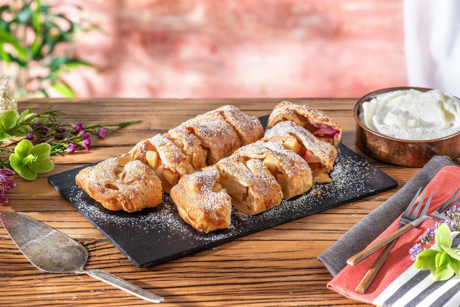 Bergpfirsich-Strudel mit Sahne & Puderzucker